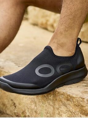 OOFOS OOMG Sport Eezee Men's Size 11.5 Comfort Recovery Slip On Shoes